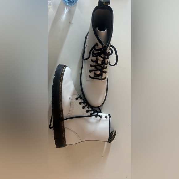 Dr. Martens 1460 WOMEN'Sy PATENT LEATHER LACE UP BOOTS - Picture 2 of 3